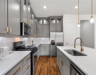 907 Saint George Place - Photo Thumbnail 10