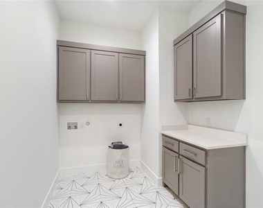 907 Saint George Place - Photo Thumbnail 16