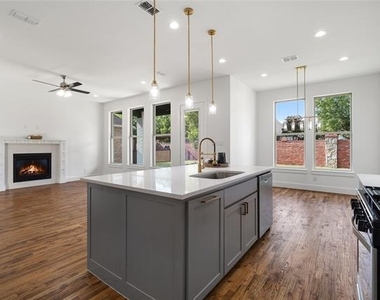 907 Saint George Place - Photo Thumbnail 11