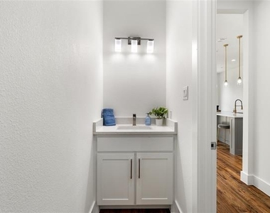 907 Saint George Place - Photo Thumbnail 17
