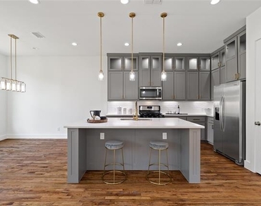 907 Saint George Place - Photo Thumbnail 9