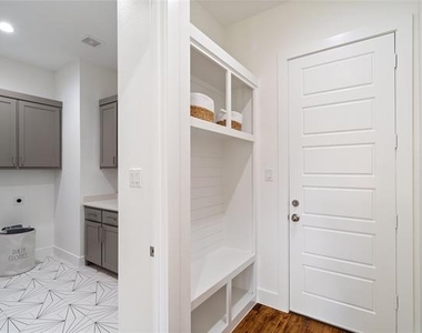 907 Saint George Place - Photo Thumbnail 15