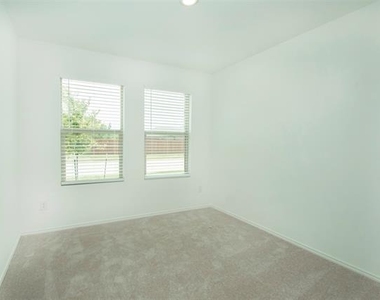 2905 Kings Table Court - Photo Thumbnail 4