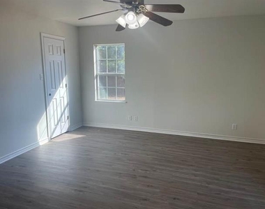 389 W Sloan Street - Photo Thumbnail 11