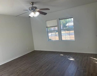 389 W Sloan Street - Photo Thumbnail 3