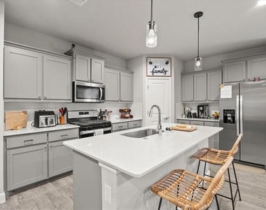 1009 Croxley Way - Photo Thumbnail 9