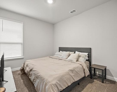 1009 Croxley Way - Photo Thumbnail 7