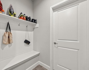 1009 Croxley Way - Photo Thumbnail 8