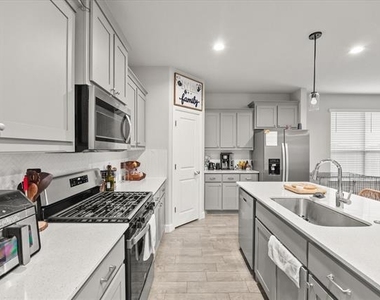 1009 Croxley Way - Photo Thumbnail 10