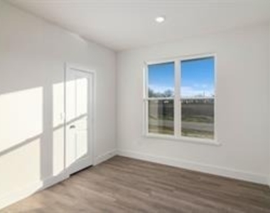 2722 Eastridge Boulevard - Photo Thumbnail 8