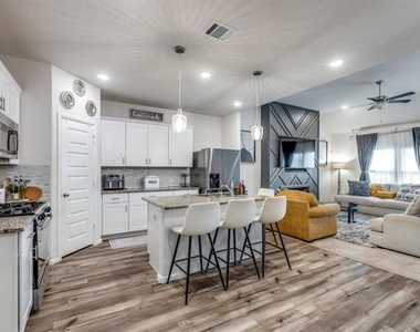 433 Waterman Avenue - Photo Thumbnail 13