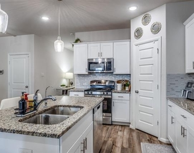 433 Waterman Avenue - Photo Thumbnail 17