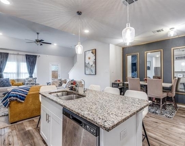 433 Waterman Avenue - Photo Thumbnail 15
