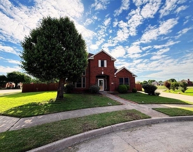 1196 Winnipeg Drive - Photo Thumbnail 2