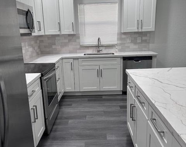 1616 Nw 5th Street - Photo Thumbnail 4