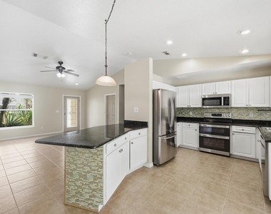 1707 Se Manth Lane - Photo Thumbnail 5