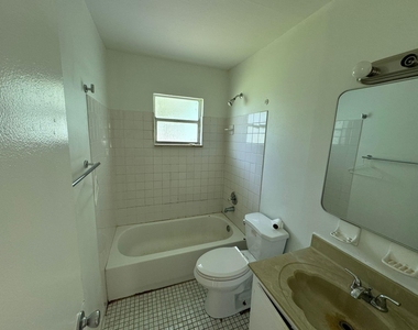 3002 Se Camino Avenue - Photo Thumbnail 5