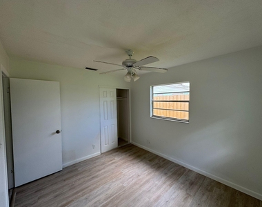 3002 Se Camino Avenue - Photo Thumbnail 4