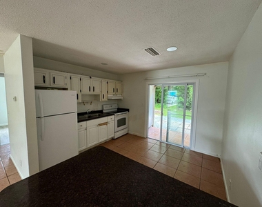 3002 Se Camino Avenue - Photo Thumbnail 2