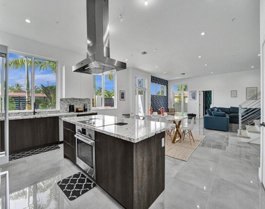 1220 Ne 15th Avenue - Photo Thumbnail 6