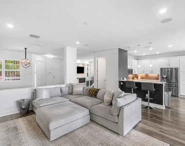 8300 Calabria Lakes Drive - Photo Thumbnail 13
