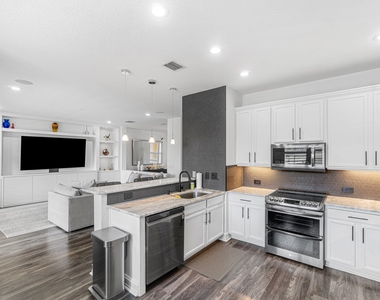 8300 Calabria Lakes Drive - Photo Thumbnail 19