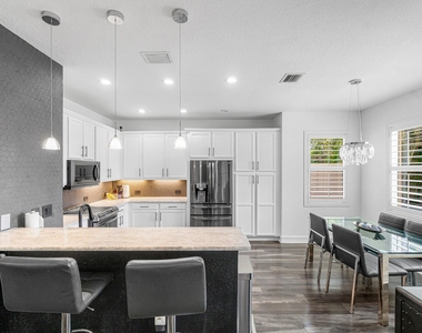 8300 Calabria Lakes Drive - Photo Thumbnail 16