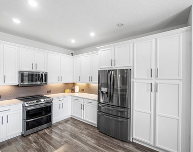 8300 Calabria Lakes Drive - Photo Thumbnail 18