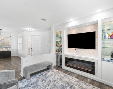 8300 Calabria Lakes Drive - Photo Thumbnail 9