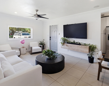 1234 Nw 7th Avenue - Photo Thumbnail 2