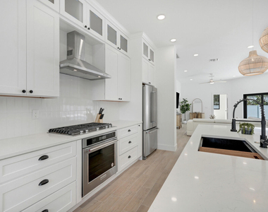 1248 N Harbor Drive - Photo Thumbnail 15