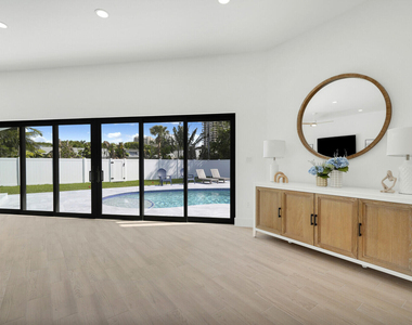 1248 N Harbor Drive - Photo Thumbnail 10