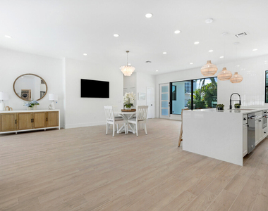 1248 N Harbor Drive - Photo Thumbnail 18