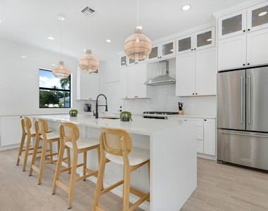 1248 N Harbor Drive - Photo Thumbnail 11
