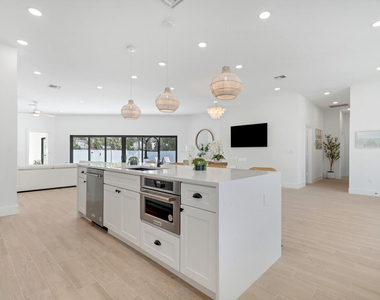 1248 N Harbor Drive - Photo Thumbnail 14