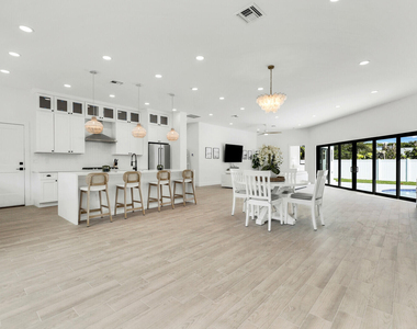 1248 N Harbor Drive - Photo Thumbnail 5