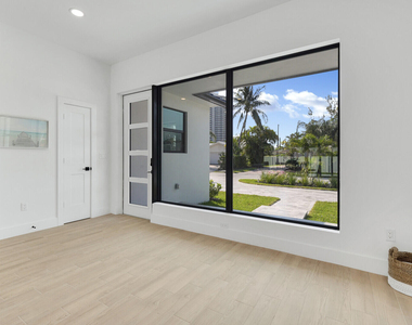 1248 N Harbor Drive - Photo Thumbnail 6