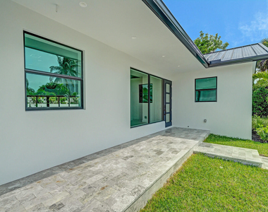 1248 N Harbor Drive - Photo Thumbnail 4