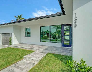 1248 N Harbor Drive - Photo Thumbnail 3