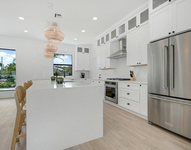1248 N Harbor Drive - Photo Thumbnail 17
