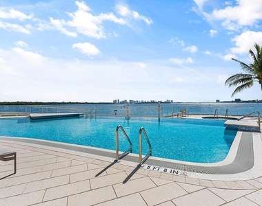 100 Lakeshore Drive - Photo Thumbnail 25