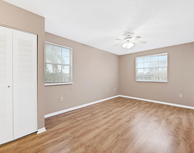 2861 N Oakland Forest Drive - Photo Thumbnail 9