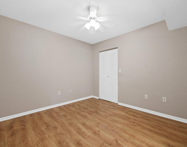 2861 N Oakland Forest Drive - Photo Thumbnail 15