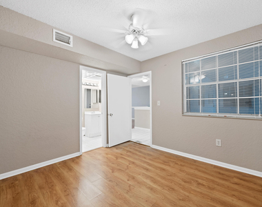 2861 N Oakland Forest Drive - Photo Thumbnail 16