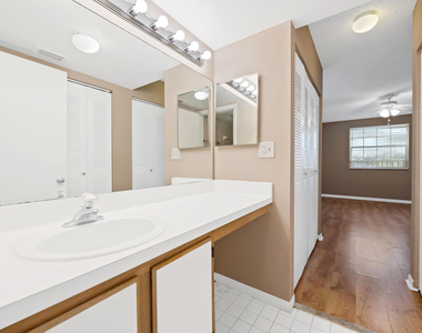 2861 N Oakland Forest Drive - Photo Thumbnail 13