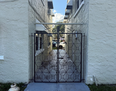 216 S 16th Avenue - Photo Thumbnail 1