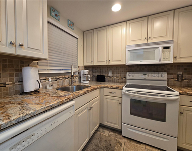 1161 Hillsboro Mile - Photo Thumbnail 4