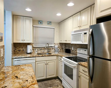 1161 Hillsboro Mile - Photo Thumbnail 3