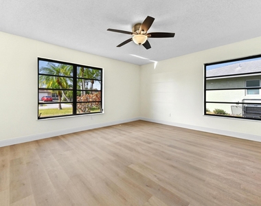 571 Se Anchor Lane - Photo Thumbnail 9
