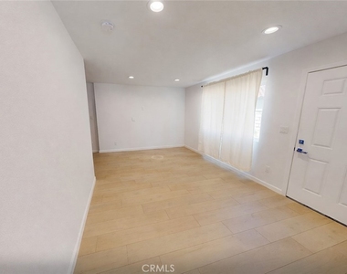 5637 Redwood - Photo Thumbnail 4